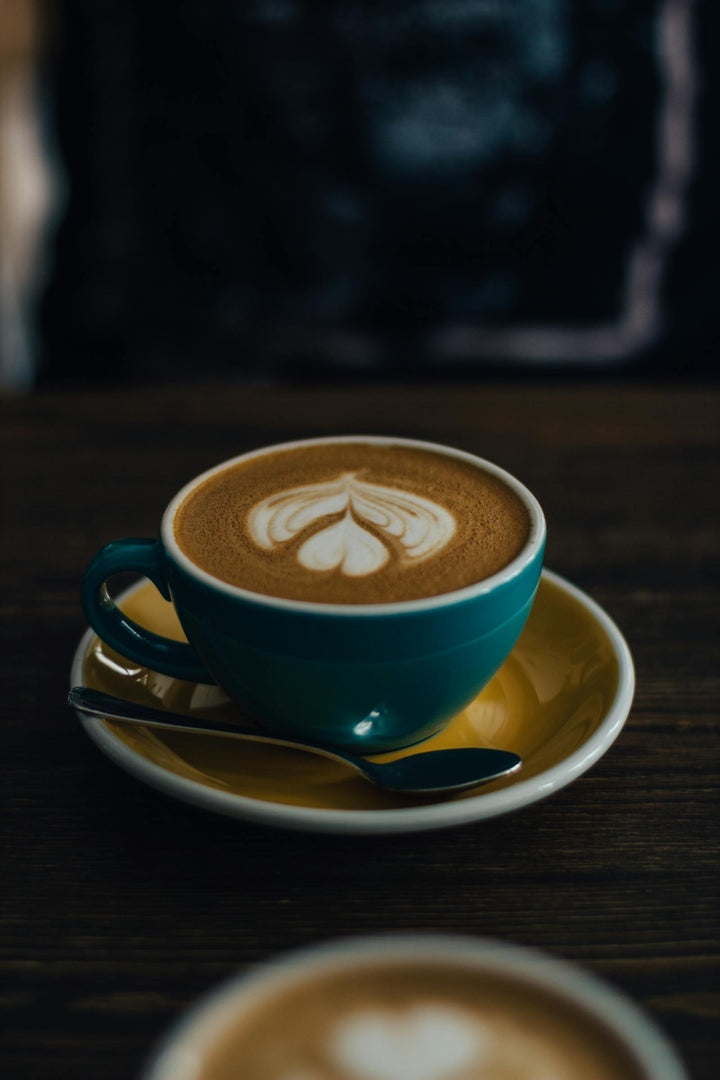 Taza de café espresso sobre una mesa