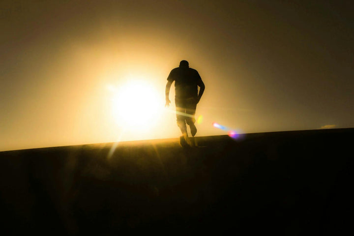 Persona corriendo al amanecer