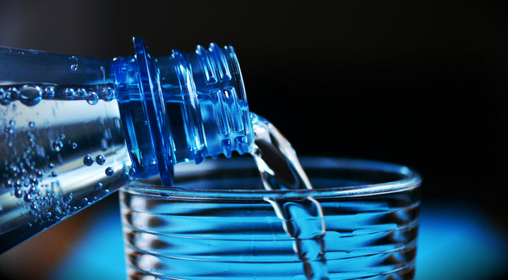 Vaso de agua siendo llenado