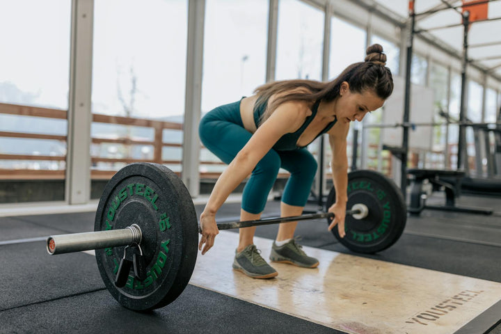 Mujer entrenando fuerza con mancuernas