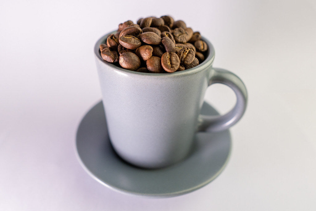 Taza de café y granos