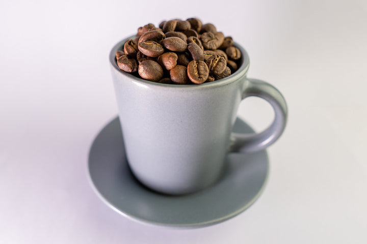 Taza de café y granos
