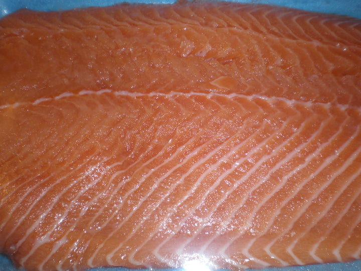 Filete de salmón crudo, una de las fuentes naturales más ricas en vitamina B6 y proteína de alto valor biológico