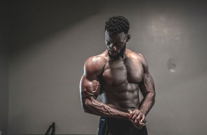Atleta con cuerpo muscular definido — protocolo para preservar masa muscular con semaglutida y creatina CREANOVA Epic Labs