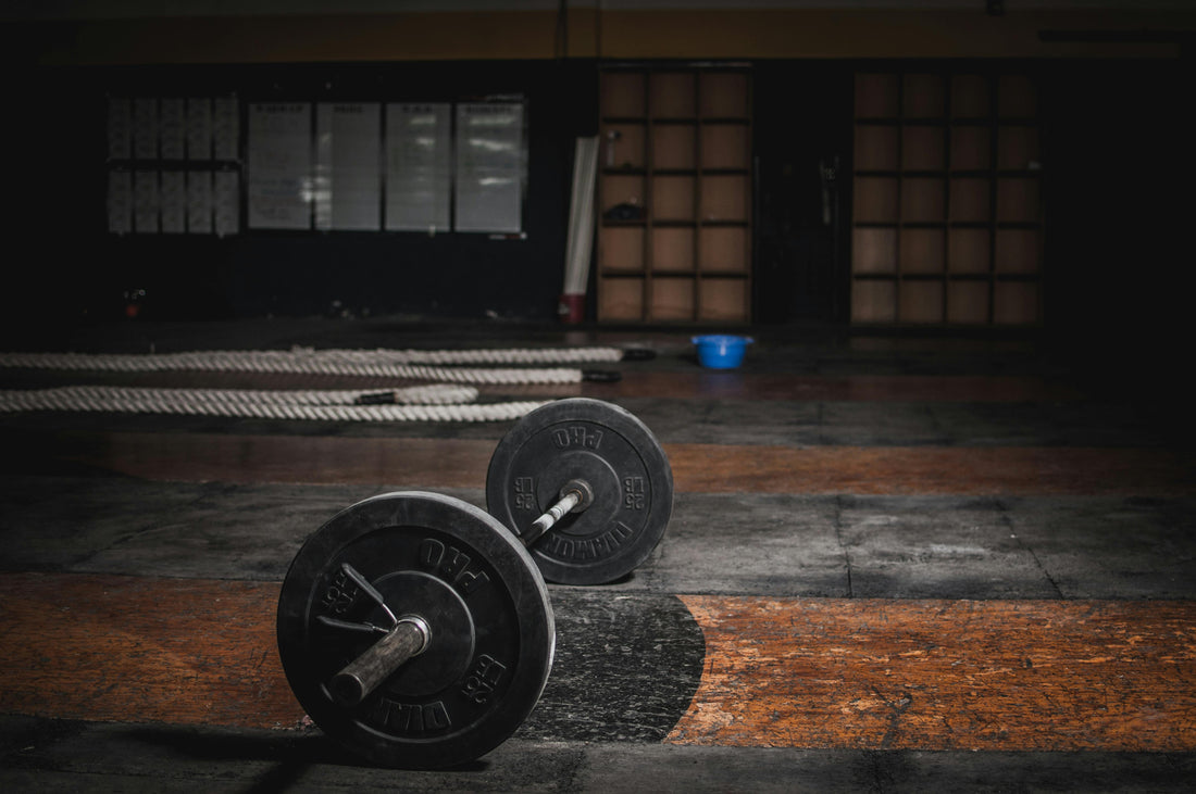 Atleta ejecutando una repetición controlada con barra en el gimnasio