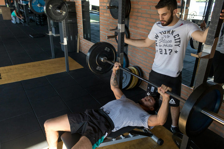 Atleta ejecutando un salto pliométrico explósivo