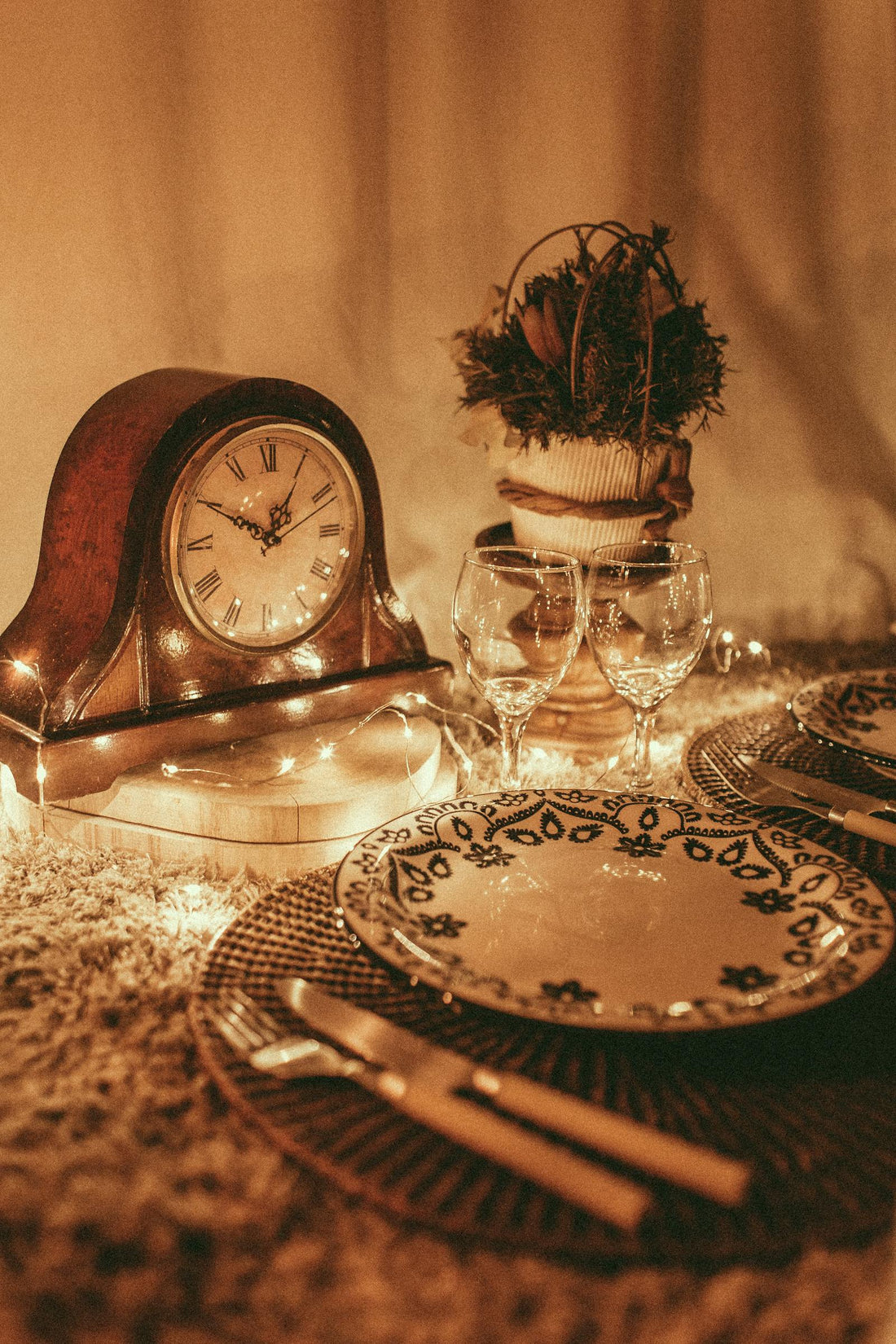 Reloj junto a un plato representando la ventana de alimentación