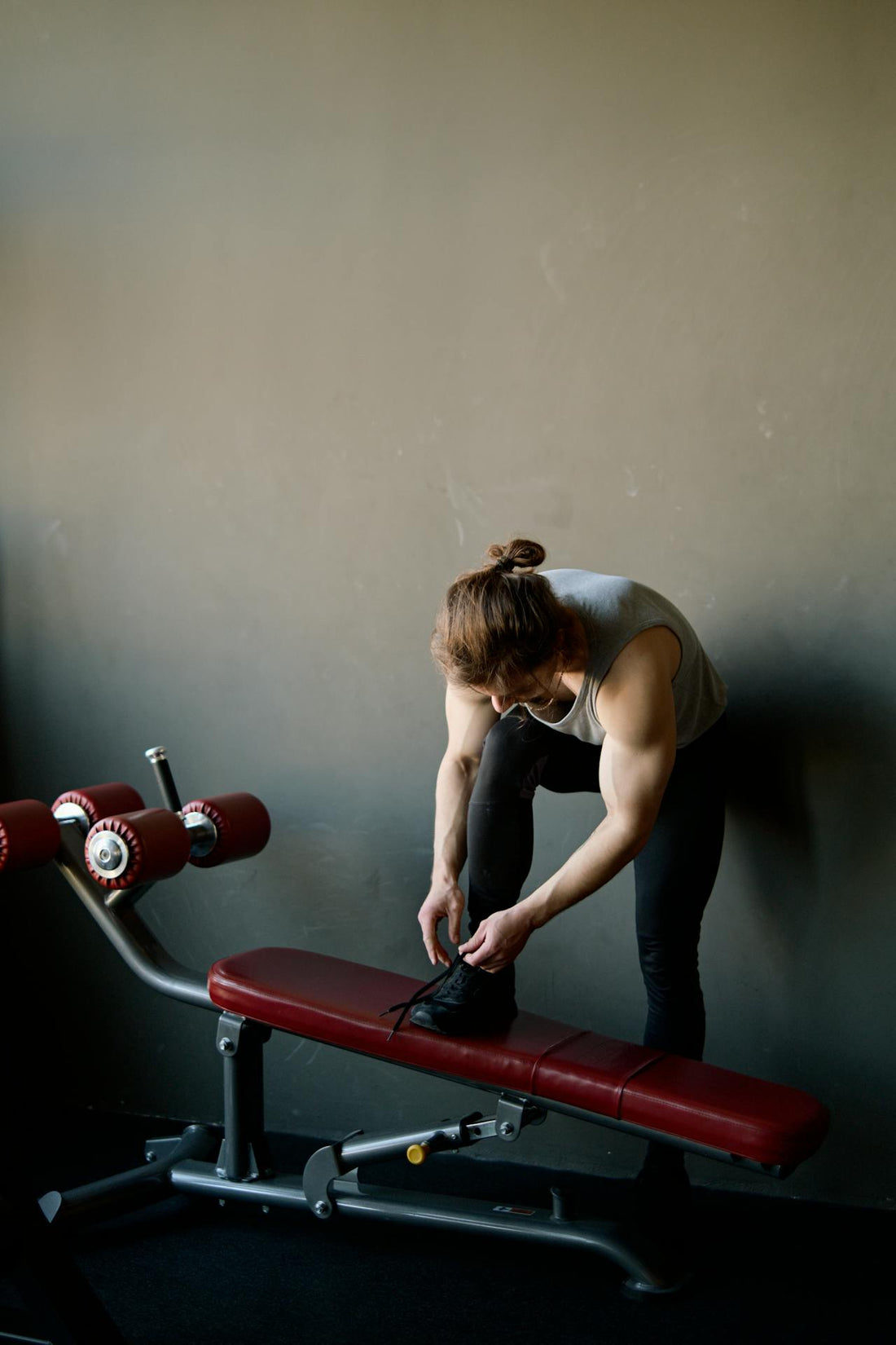 Mujer entrenando con volumen