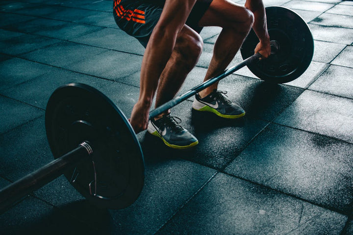 Persona principiante entrenando en el gimnasio con buena técnica