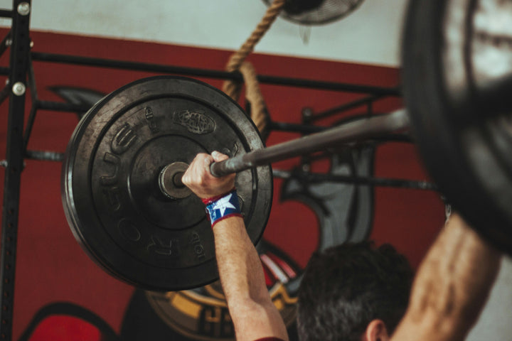 Atleta evaluando su progreso de fuerza en el gimnasio