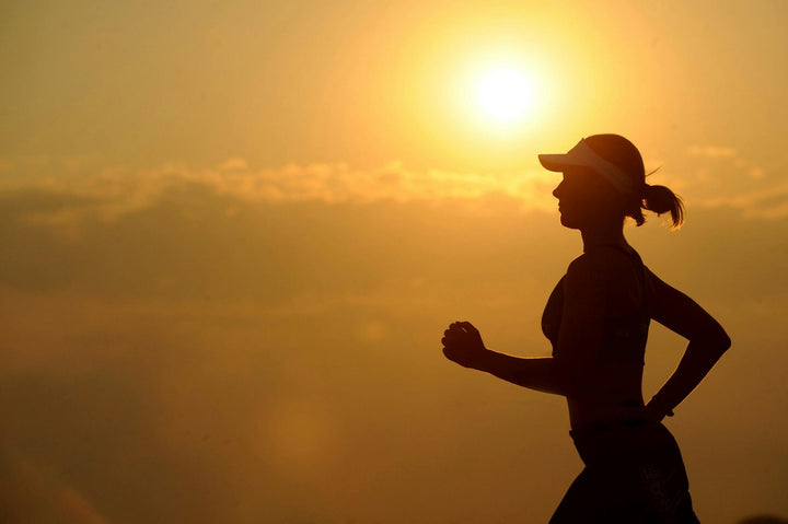 Persona corriendo al amanecer