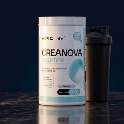 Bote de CREANOVA creatina junto a un shaker negro sobre superficie de marmol oscuro